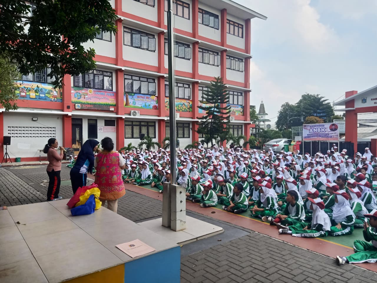 Wisata LiterAsyik Ke SDN Cibubur 04